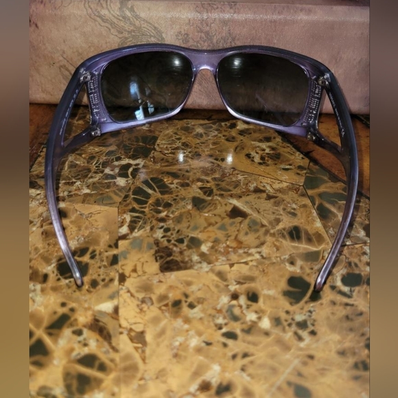 Versace sunnies with box - Picture 5 of 8